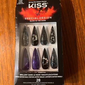 KISS Glow in the Dark Nail Set